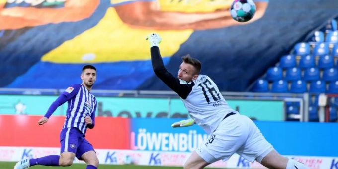 Dimitrij Nazarov (l) erzielt für Aue das 1:0. Foto: Swen Pförtner/dpa Dimitrij Nazarov (l) erzielt für Aue das 1:0. Foto: Swen Pförtner/dpa