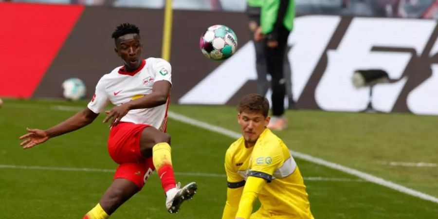 Leipzigs Mittelfeldspieler Amadou Haidara erzielt gegen VfB-Torwart Gregor Kobel das Tor zum 1:0. Foto: Odd Andersen/AFP-Pool/dpa