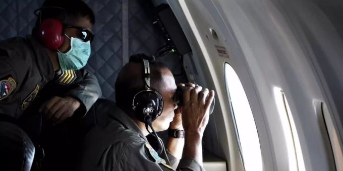 Die Besatzung eines Patrouillenflugzeugs der indonesischen Marine bei der Suche über der Bali-See. Foto: Eric Ireng/AP/dpa Die Besatzung eines Patrouillenflugzeugs der indonesischen Marine bei der Suche über der Bali-See. Foto: Eric Ireng/AP/dpa