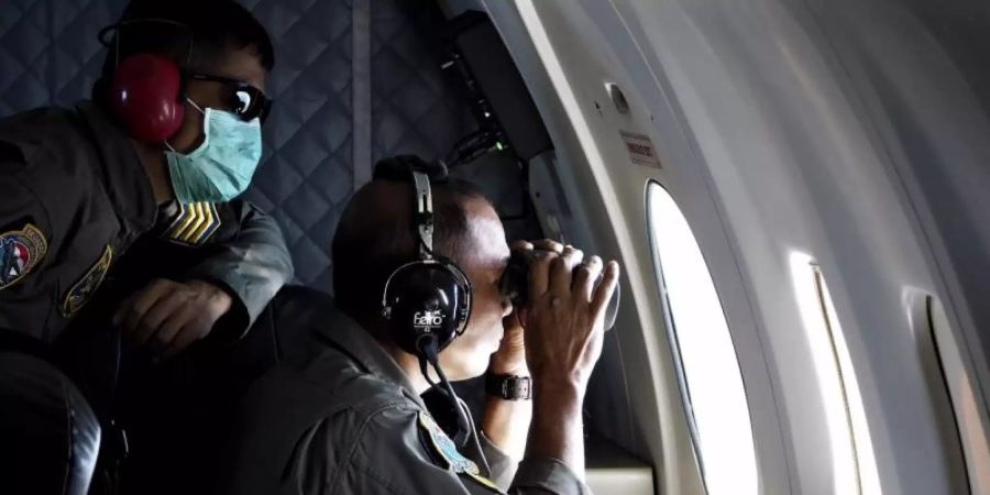Die Besatzung eines Patrouillenflugzeugs der indonesischen Marine bei der Suche über der Bali-See. Foto: Eric Ireng/AP/dpa