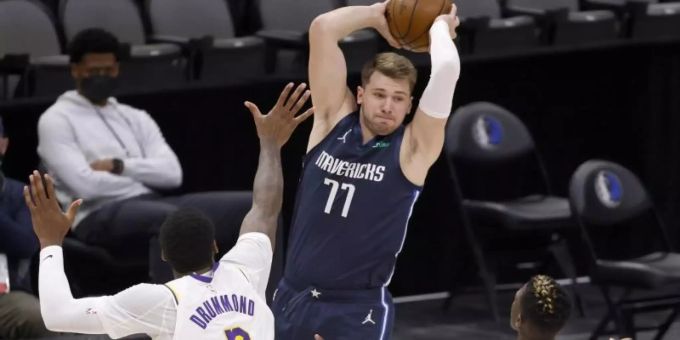 Mavericks-Star Luka Doncic (M) setzt sich gegen Dennis Schröder (r) und Andre Drummond von den Los Angeles Lakers durch. Foto: Ron Jenkins/AP/dpa Mavericks-Star Luka Doncic (M) setzt sich gegen Dennis Schröder (r) und Andre Drummond von den Los Angeles Lakers durch. Foto: Ron Jenkins/AP/dpa