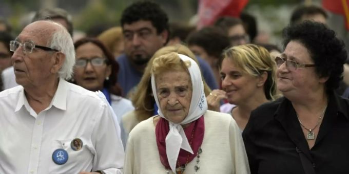 Colás de Meroño (Mitte) im Novebmer 2019 an der Plaza de Mayo Colás de Meroño (Mitte) im Novebmer 2019 an der Plaza de Mayo