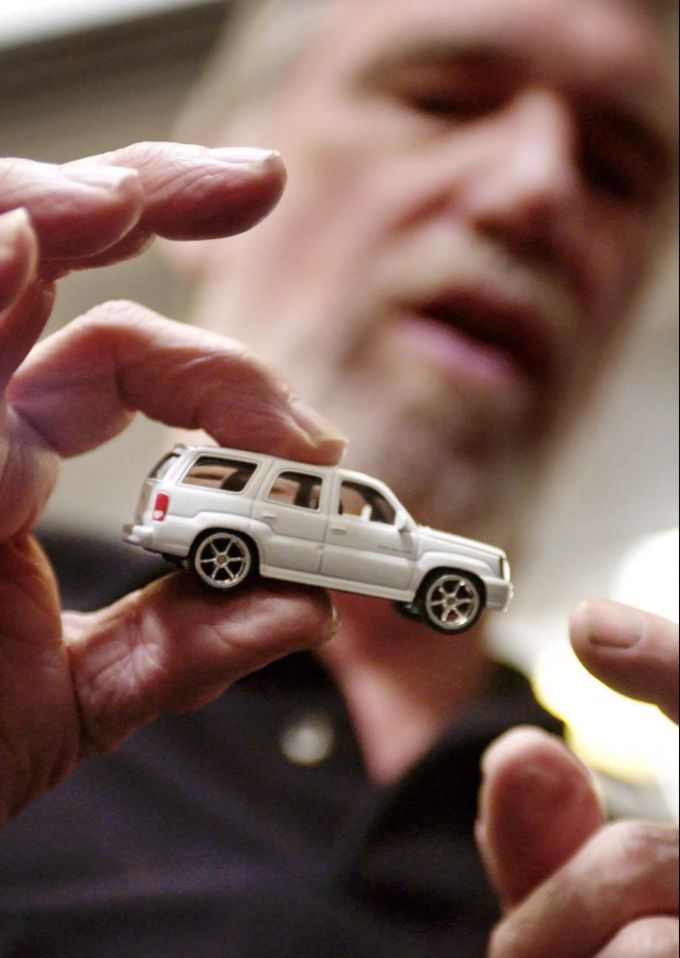 Larry Wood hält einen «Hot Wheels» Cadillac Escalade in der Hand. Er war über 40 Jahre lang Chefdesigner bei der Mattel Inc. Mattel Inc