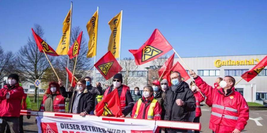 Der Autozulieferer wollte das Werk in Karben mit rund 1100 Beschäftigten zum Jahr 2023 aus Wettbewerbsgründen schliessen. Foto: Frank Rumpenhorst/dpa