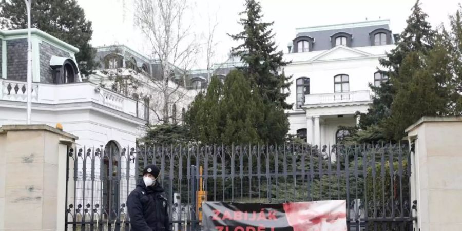 Protestplakat am Zaun der russischen Botschaft in Prag. Foto: Petr David Josek/AP/dpa