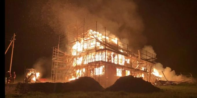 In Heitenried FR ist am frühen Samstagmorgen ein in Renovation stehendes Bauernhaus durch einen Brand vollständig zerstört worden. In Heitenried FR ist am frühen Samstagmorgen ein in Renovation stehendes Bauernhaus durch einen Brand vollständig zerstört worden.