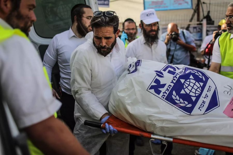 Israelische Rettungskräfte tragen die Leiche eines Opfers in einen Krankenwagen.