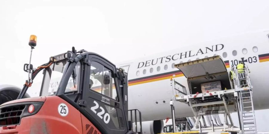 Mit 120 Beatmungsgeräten im Laderaum hat der Airbus A350 «Kurt Schumacher» vom Flughafen Köln-Wahn aus Kurs auf die indische Hauptstadt Neu Delhi genommen. Foto: Thorsten Weber/Bundeswehr/dpa