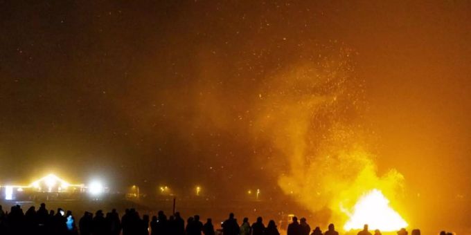 Dieses Jahr brennen die Feuer corona-bedingt aber nur in Ausnahmefällen und ohne Zuschauer. Foto: Frank Molter/dpa Dieses Jahr brennen die Feuer corona-bedingt aber nur in Ausnahmefällen und ohne Zuschauer. Foto: Frank Molter/dpa