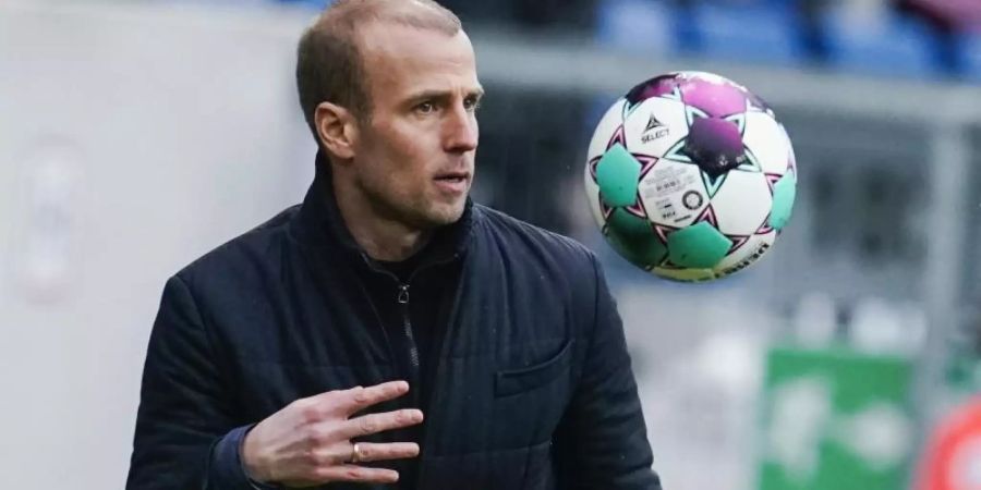 Hoffenheims Trainer Sebastian Hoeness zeigt sich nach dem Remis gegen Molde verärgert. Foto: Uwe Anspach/Archiv/dpa