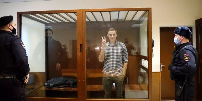 dpatopbilder - 20.02.2021, Russland, Moskau: Oppositionsführer Alexej Nawalny (M) steht in einem Käfig im Babuskinsky Bezirksgericht. Unter starken Sicherheitsvorkehrungen hat in der russischen Hauptstadt Moskau eine Berufungsverhandlung gegen den Kremlkritiker Nawalny begonnen. Ein Gericht prüfte am Samstag eine vor zweieinhalb Wochen verhängte mehrjährige Haft in einem Straflager. Foto: Alexander Zemlianichenko/AP/dpa +++ dpa-Bildfunk +++ Gerichtsprozess gegen Kremlkritiker Nawalny
