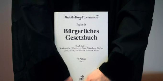Richter mit Bürgerlichem Gesetzbuch Richter mit Bürgerlichem Gesetzbuch