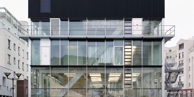Das Kultur- und Sportzentrum im Pariser Quartier Saint-Blaise: Für den Glas-Bau, der durchzogen ist von zahlreichen Diagonalen, erhält das Architektenduo Bruther den mit 100'000 Franken dotierten Swiss Architectural Award. Das Kultur- und Sportzentrum im Pariser Quartier Saint-Blaise: Für den Glas-Bau, der durchzogen ist von zahlreichen Diagonalen, erhält das Architektenduo Bruther den mit 100'000 Franken dotierten Swiss Architectural Award.
