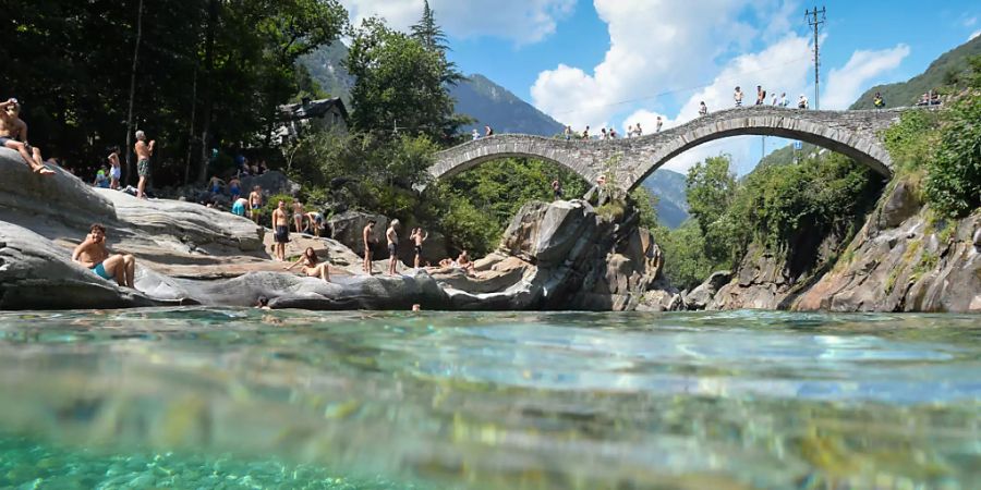 Beliebter Hotspot: Ab Karfreitag gilt an der römischen Brücke von Lavertezzo eine Maskenpflicht.