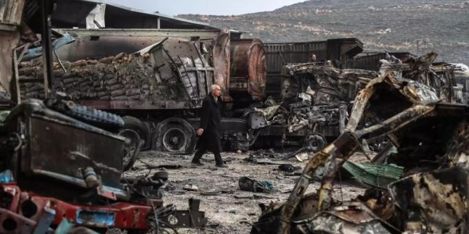 Ein Mann inspiziert im syrischen Bab al-Hawa angeblich durch russische Kampfflugzeuge verursachte Schäden. Foto: Anas Alkharboutli/dpa Ein Mann inspiziert im syrischen Bab al-Hawa angeblich durch russische Kampfflugzeuge verursachte Schäden. Foto: Anas Alkharboutli/dpa