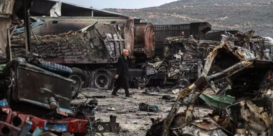 Ein Mann inspiziert im syrischen Bab al-Hawa angeblich durch russische Kampfflugzeuge verursachte Schäden. Foto: Anas Alkharboutli/dpa
