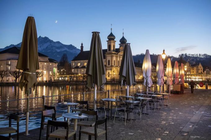 Ab 23 Uhr müssen Restaurant-Terrassen wie hier in Luzern auch im Juni leer bleiben, teilt das BAG mit. Das sei eine Schutzmassnahme vor dem Coronavirus. Sperrstunde Coronavirus BAG