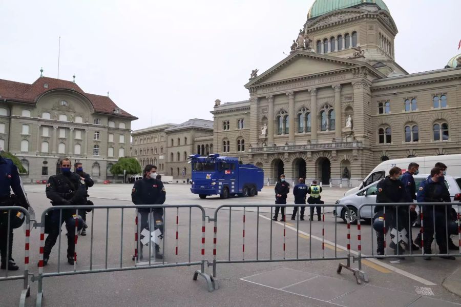 Auf dem abgesperrten Bundesplatz macht sich ein Wasserwerfer bereit.