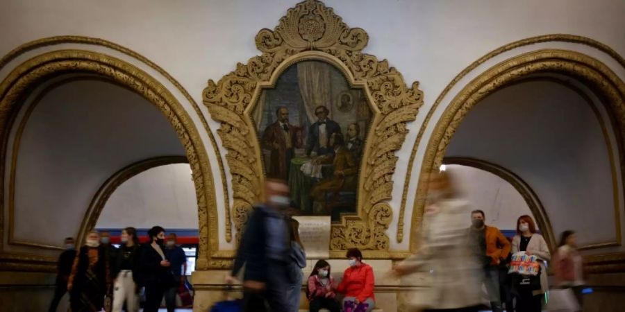 Passagiere mit Atemschutzmasken in einer Moskauer U-Bahnstation