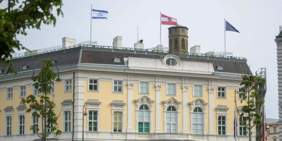 Die Flagge Israels ist auf dem Bundeskanzleramt gehisst. Aus Solidarität mit Israel haben Österreichs Kanzler Kurz und Aussenminister Schallenberg auf ihren Amtsgebäuden die Flagge Israels hissen lassen. Foto: -/Bundeskanzleramt/dpa