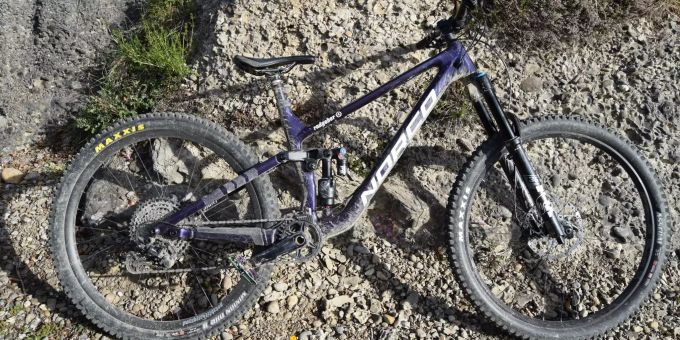 Der 38-jährige Mountainbiker zog sich unbestimmte Verletzungen zu. Unfall