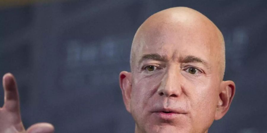 Jeff Bezos, Gründer und CEO von Amazon, spricht sich für eine Anhebung der Unternehmenssteuer aus. Foto: Cliff Owen/AP/dpa