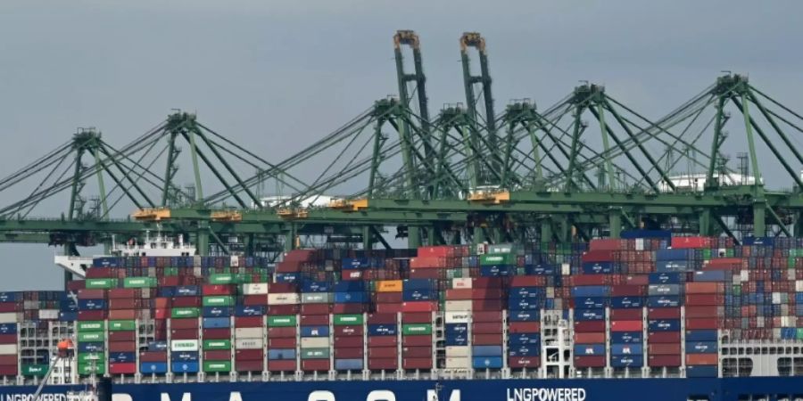 Schiffe in einem Hafen
