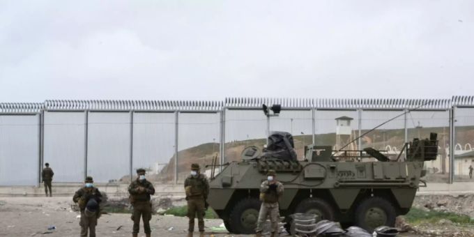 Spanische Soldaten am Grenzzaun ceuta