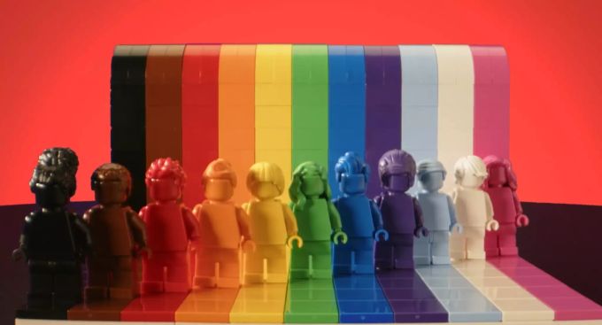 Die Lego-Figuren repräsentieren die LGBTQIA+-Community. Lego