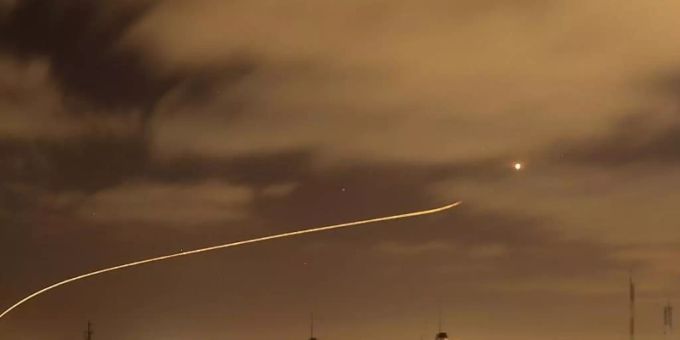 Israel fängt jemenitische Rakete ab, bevor sie israelisches Gebiet erreicht. Israels Iron-Dome-Raketenabwehrsystem fängt Raketen ab, die aus dem Gazastreifen in Richtung Israel abgefeuert werden, gesehen vom Gazastreifen aus. Foto: Bashar Taleb/APA Images via ZUMA Wire/dpa