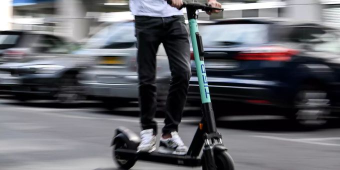Kantonspolizei Basel-Stadt verzeigt acht junge E-Scooter-Fahrer und stellt 29 Ordnungsbussen aus. (Symbolbild)