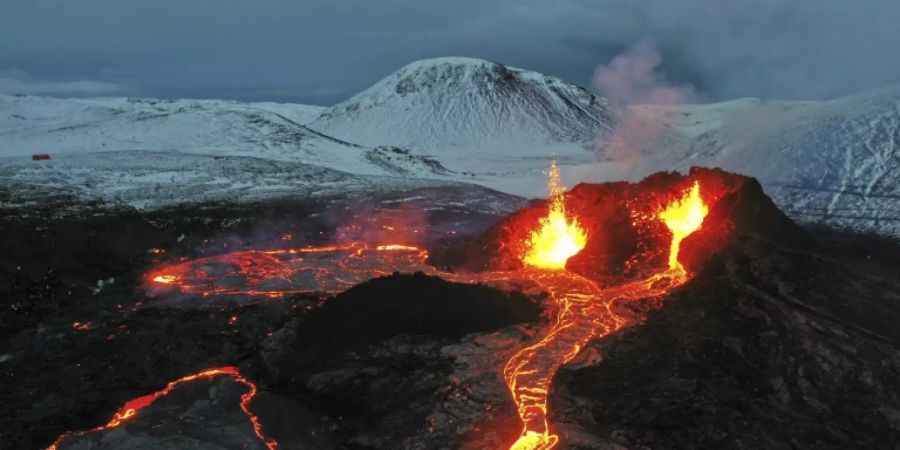 Orangefarbene Lava erhellt die Dunkelheit