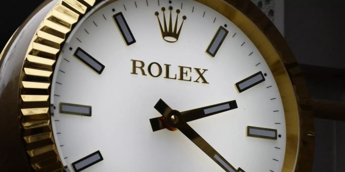 Das Logo von Rolex auf einer Uhr. rolex