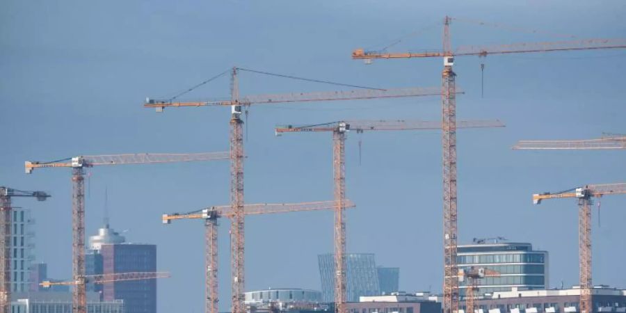 Auch in der HafenCity in Hamburg wird gebaut. Foto: Daniel Bockwoldt/dpa/Symbolfoto