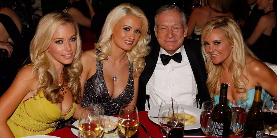 Hugh Hefner 2008 mit Kendra Wilkinson, Holly Madison und Bridget Marquardt (v. l. n. r.).