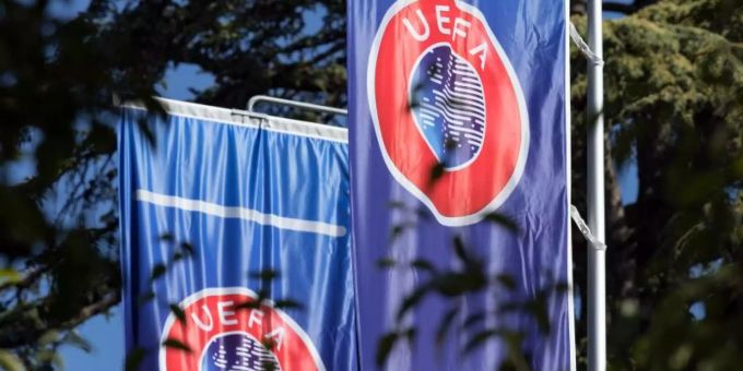 Flaggen mit dem Logo der UEFA wehen im Garten des Hauptquartiers der Union. UEFA