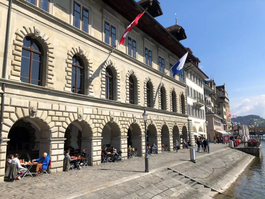 Die Gäste der Rathausbrauerei geniessen am ersten Tag der Wiedereröffnung eine Mahlzeit unter den Arkaden an der Reuss.