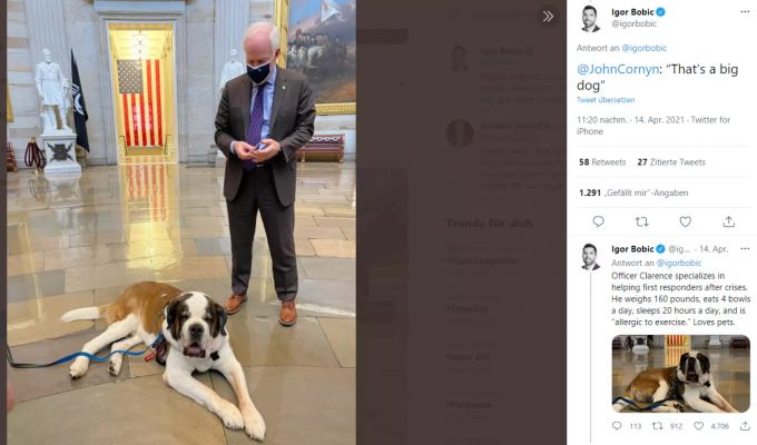 John Cornyn zeigt sich verblüfft ob der Grösse von Clarence. clraence