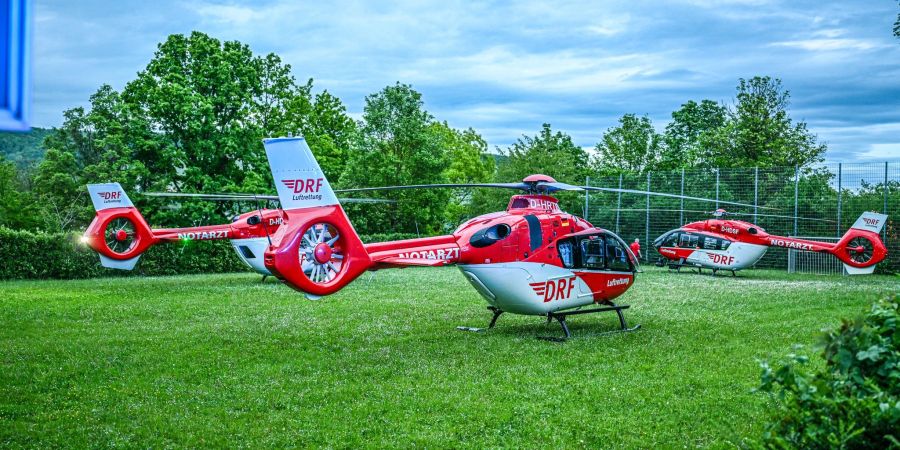 Rettungshubschrauber stehen auf einer Wiese in der Nähe der Turnhalle in Remshalden.