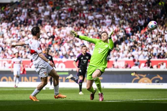 Leonidas Stergiou, derzeit noch vom FC St.Gallen ausgeliehen, schiesst an Manuel Neuer vorbei. Leonidas Stergiou