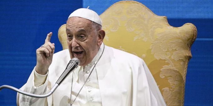 Bei einem Treffen in Rom sandte der Papst eine klare Botschaft für den Frieden. (Archivbild) Papst Franziskus erhobener Finger