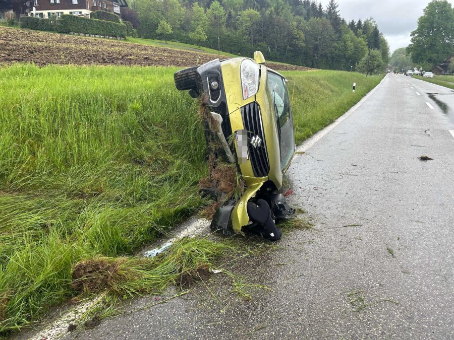 Das Fahrzeug überschlug sich bei der Kollision.