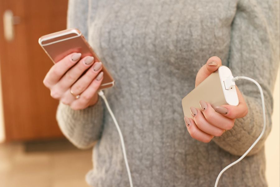 powerbank handy frauenhände