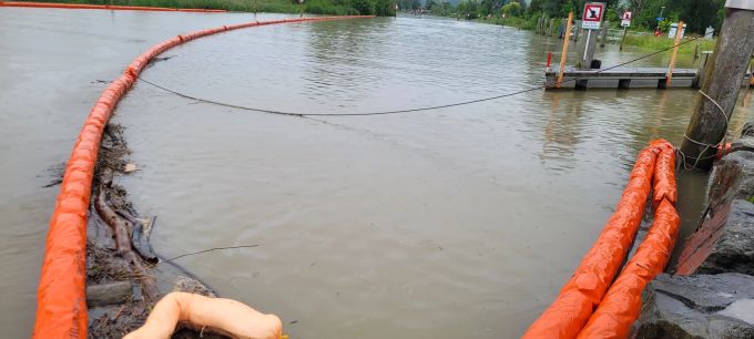 Ölsperren wurden eingerichtet. Ölsperren