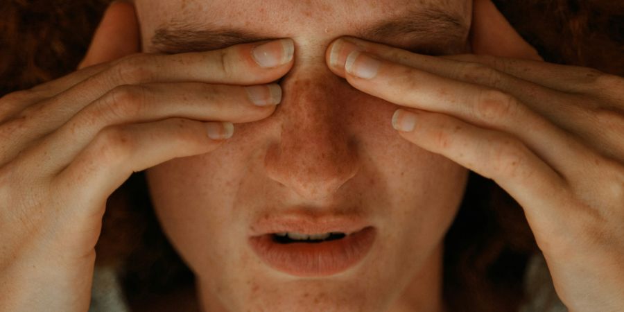 Depressive Frau, Hände vor den Augen