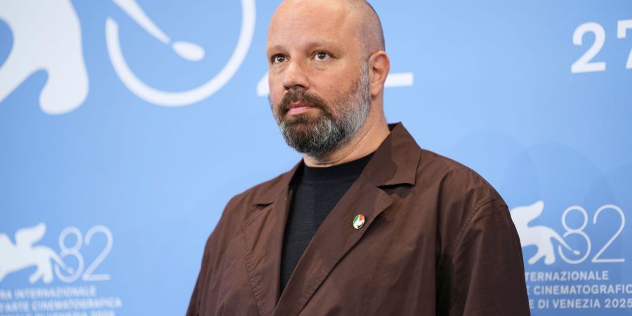 Regisseur Lanthimos trug in Venedig einen Anstecker mit den Farben der palästinensischen Flagge.