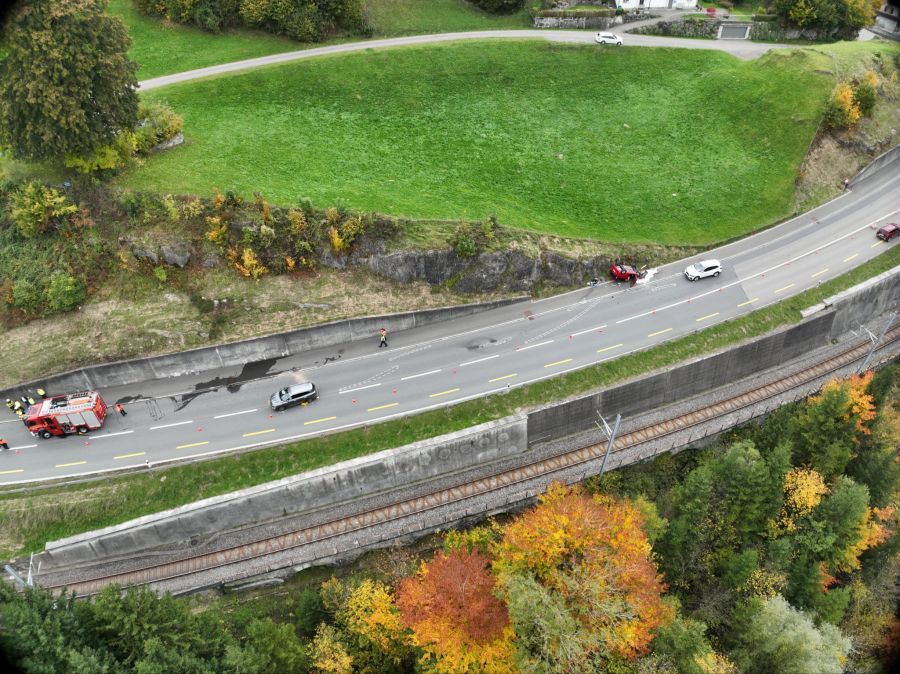 Die Seniorin geriet mit ihrem Auto auf die Gegenfahrbahn und kollidierte mit zwei Autos.