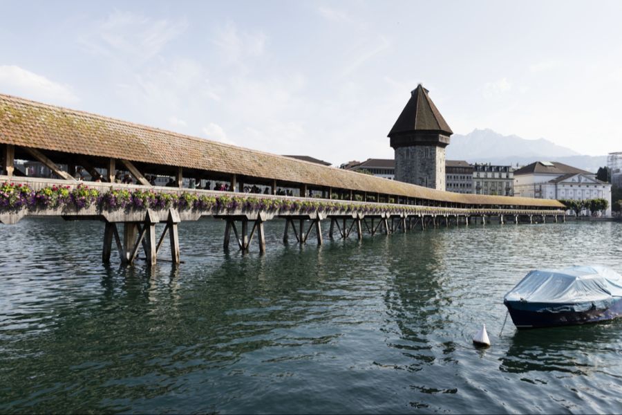 Die finanziellen Mittel sollen nun für diverse Projekte, darunter auch die Aufwertung des öffentlichen Raums, genutzt werden. (Im Bild: Die Kapellbrücke in Luzern)