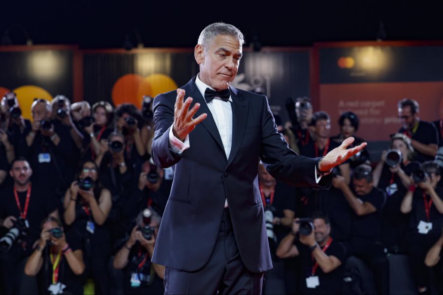 Für alle anderen gilt: Pech gehabt. George Clooney küsst keine anderen Frauen mehr – auch nicht in Filmen.