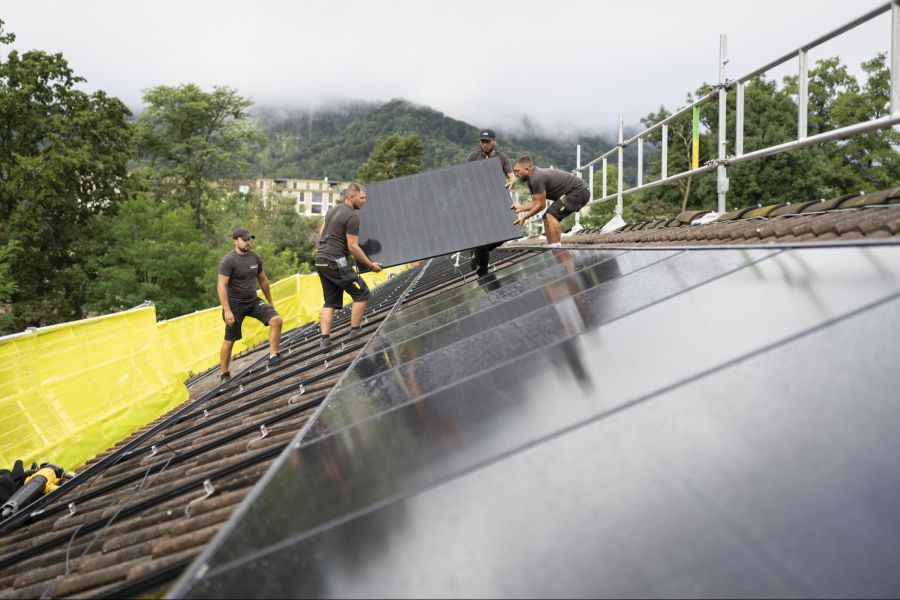 Im Gegensatz zu den Pensionierten kriegen Photovoltaik-Besitzer weniger Geld als bisher. (Archivbild)